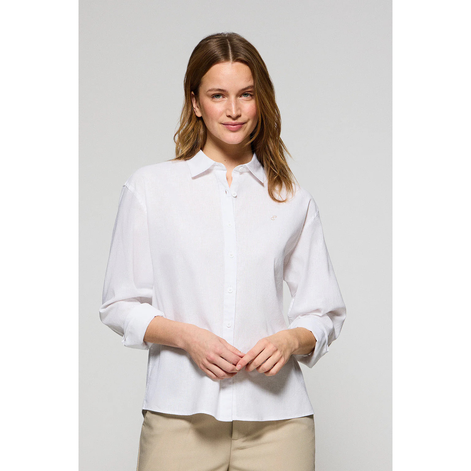 Camicia bianca loose fit in lino e cotone con ricamo monogramma