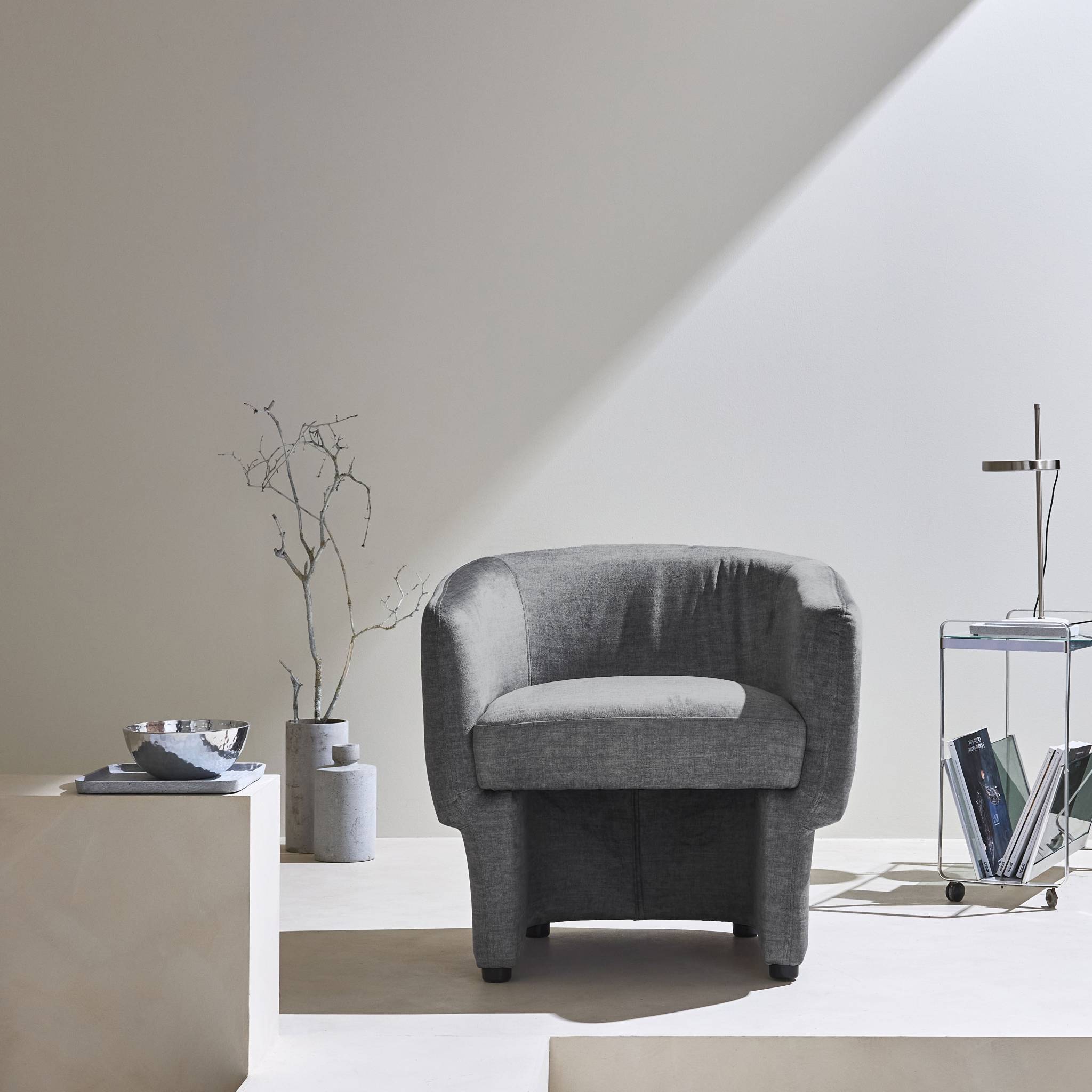 Fauteuil relax en tissu avec forme de dossier et piètement arrondis gris foncé