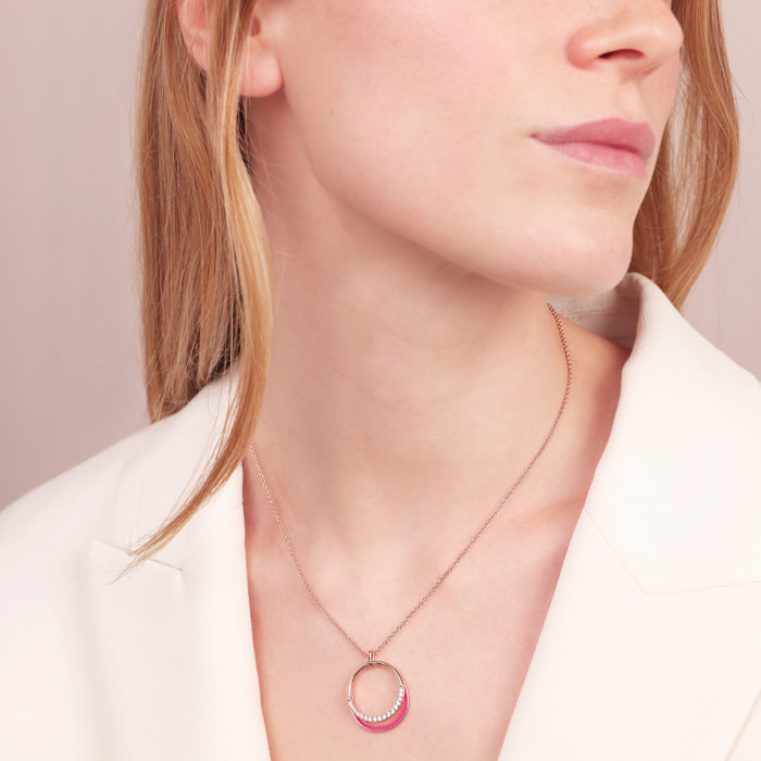 Collana con Pendente Doppio ad Anello in Pavé di Cubic Zirconia e Smalto Fucsia
