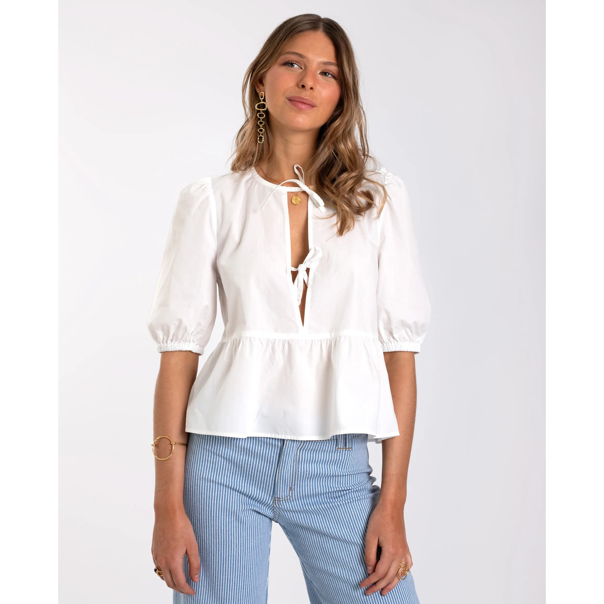 Blusa de mujer con lazos en escote