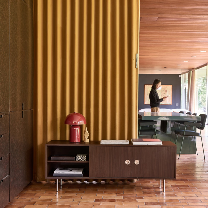 Meuble TV vintage décor bois et acier inoxydable 2 portes 140cm SHELBY