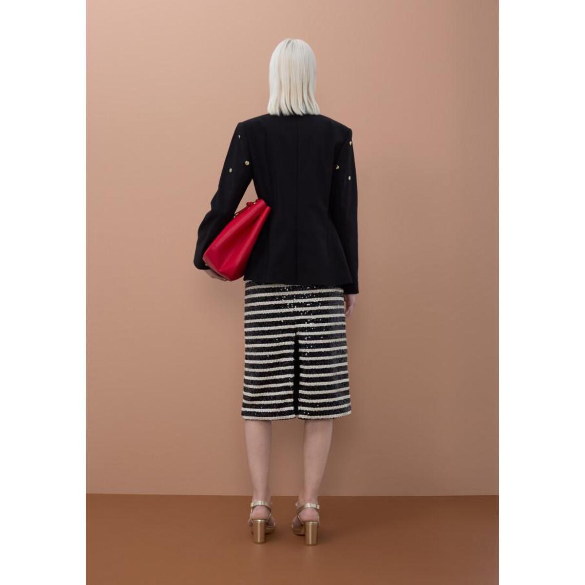 Blazer aderente con dettaglio di borchie rotonde