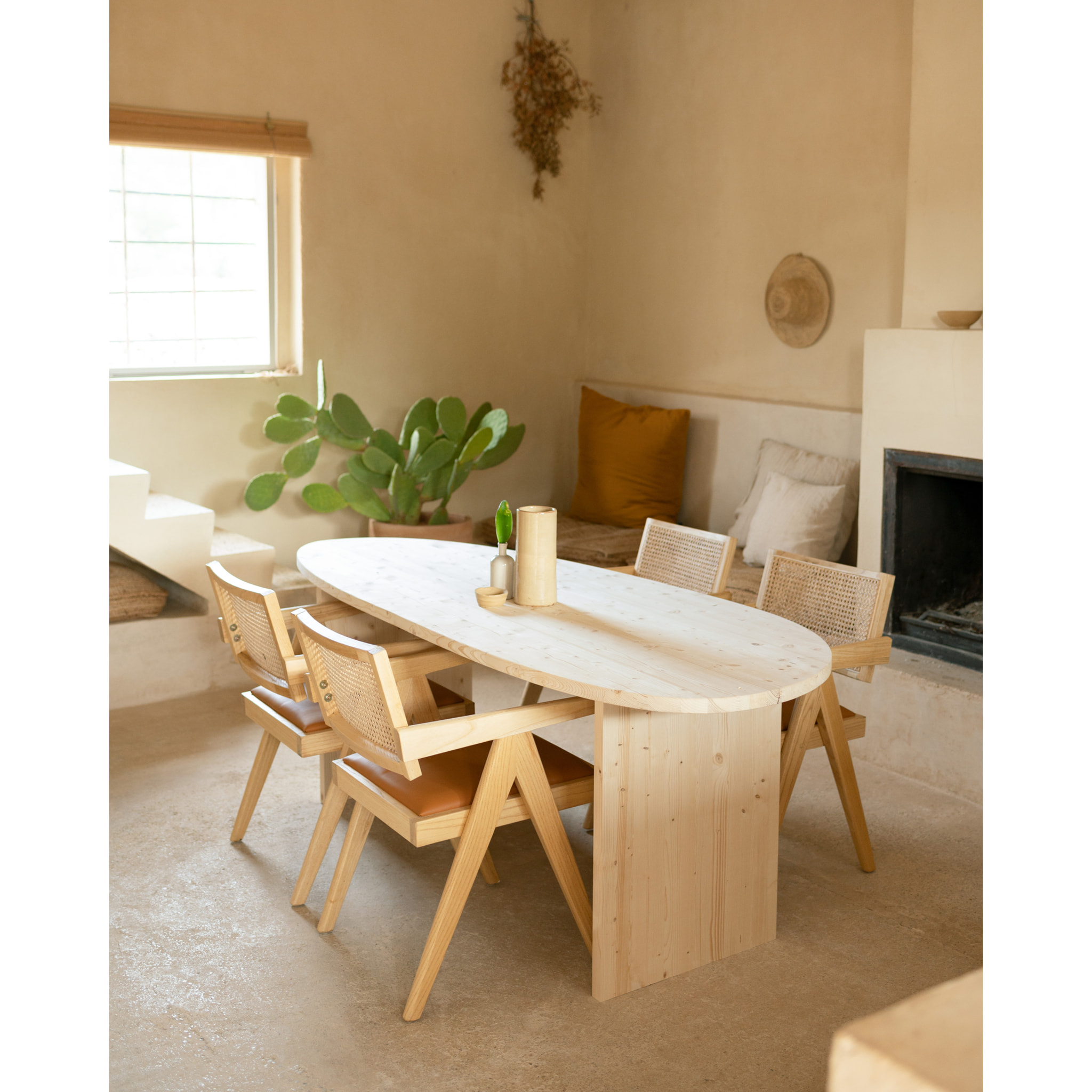 Table de salle à manger en bois massif ton naturel en différentes tailles