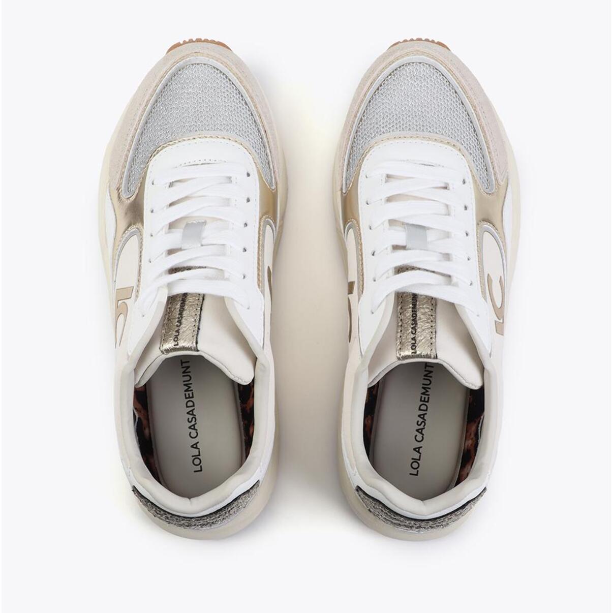 Scarpa sportiva con suola in stile running, caratterizzata da tessuti abbinati e dettagli in pelle.