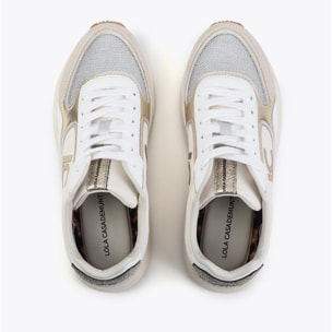 Scarpa sportiva con suola in stile running, caratterizzata da tessuti abbinati e dettagli in pelle.