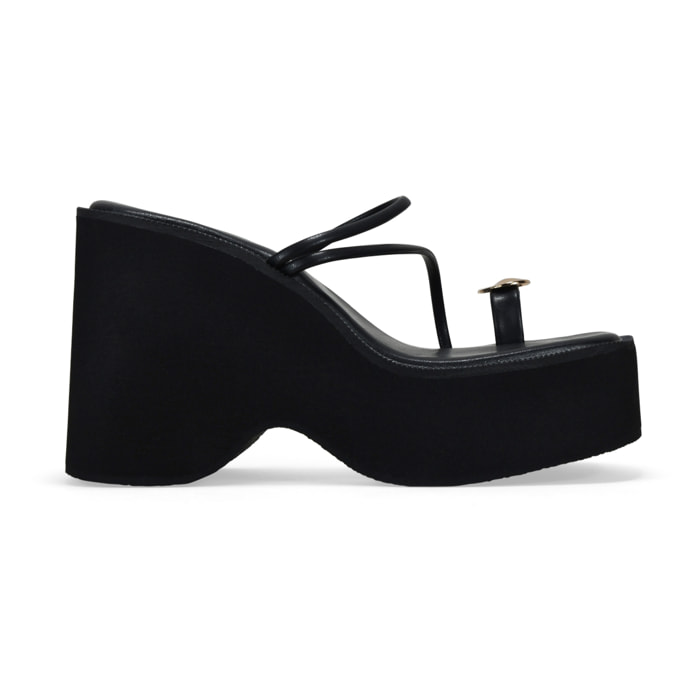 Sandalias de dedo negras con plataforma