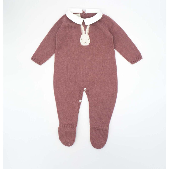 Pelele malva con dibujo de conejo en el centro