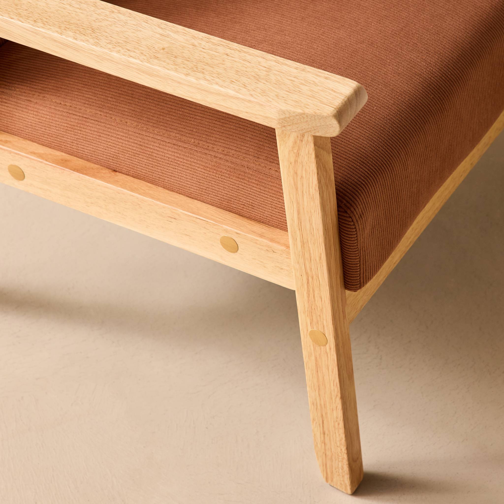 Fauteuil scandinave bois de peuplier, d'hévéa et velours côtelé ISAK