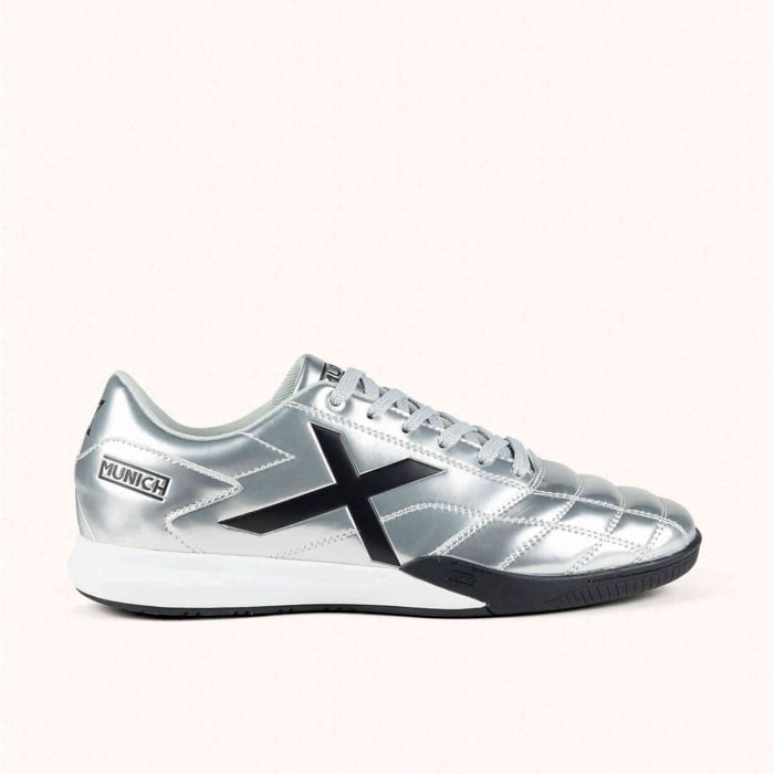 MUNICH M39 01 Zapatillas urbanas de inspiración futsal en color plata
