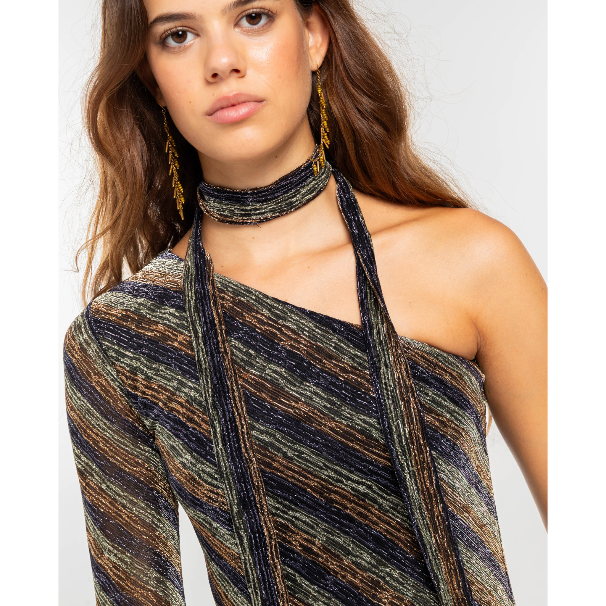 Vestido largo con brillo de manga larga.