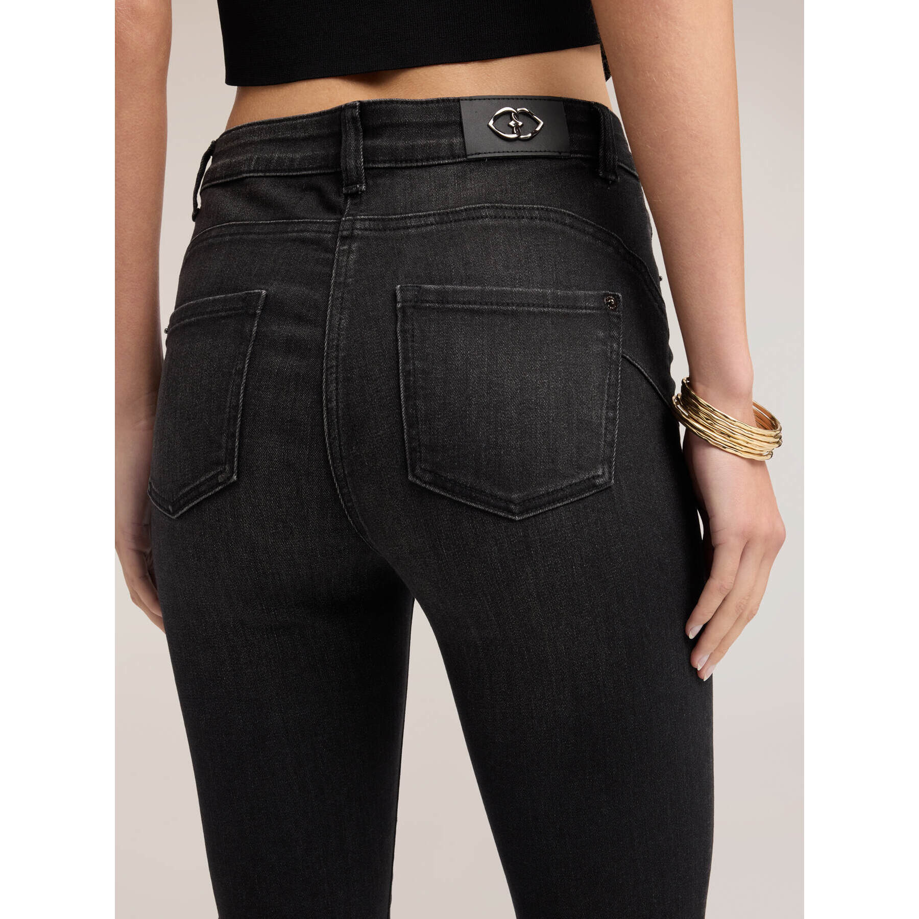 Motivi - Jeans flare en denim lavado negro - Negro