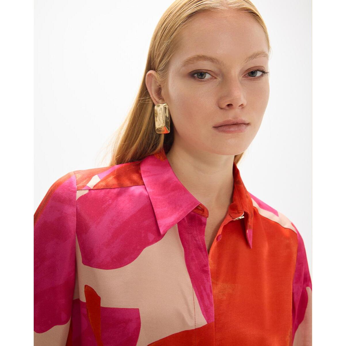 camicia con grandi collane floreali rosse