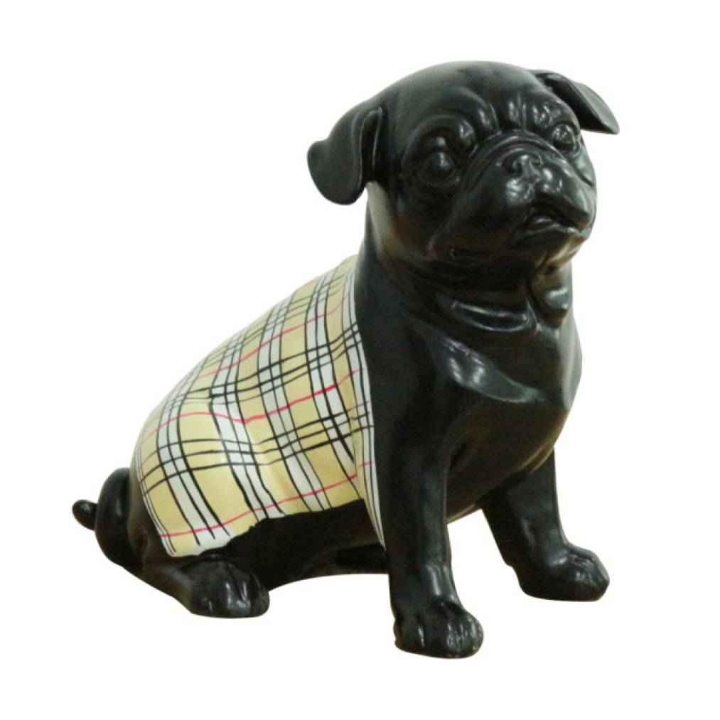 Statuette chien carlin en résine noir avec tartan écossais H20cm - MAX
