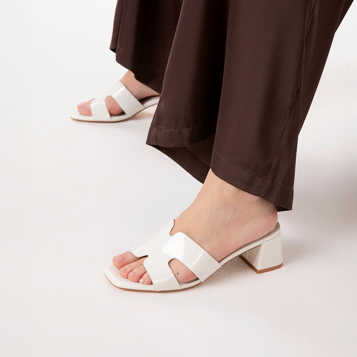 Mules punta abierta crema tacón 5,5 cm