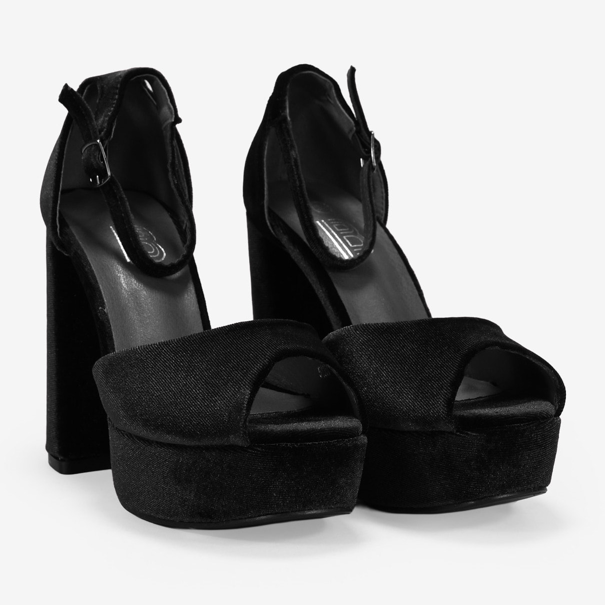 Sandalias de tacón negras de terciopelo