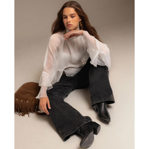 Blusa de mujer de gasa con cuello alto, volantes y espalda abierta