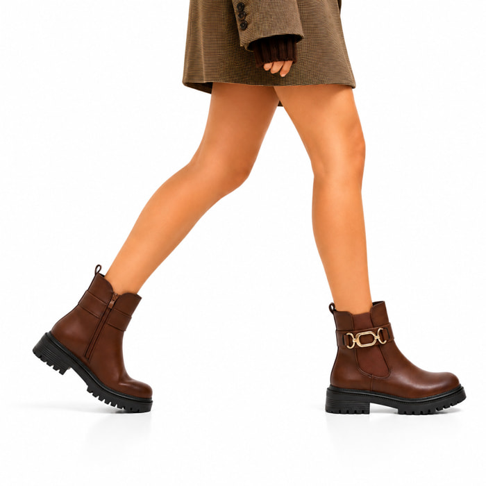 Stivaletto in simil pelle con elastico e fibbia dorata