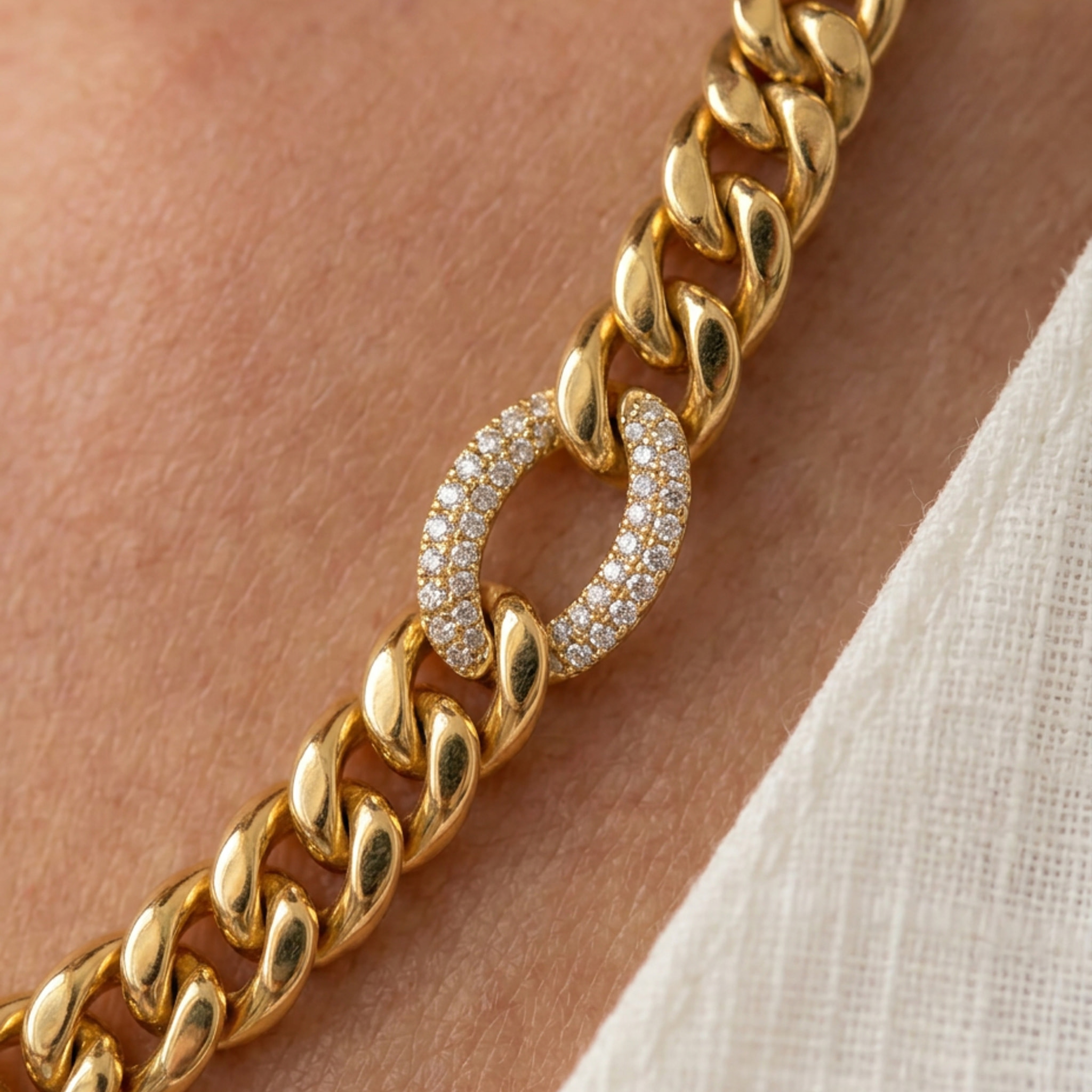 Collar de Aleación de Metal y Circonita Brillante acabado en oro amarillo de 18k