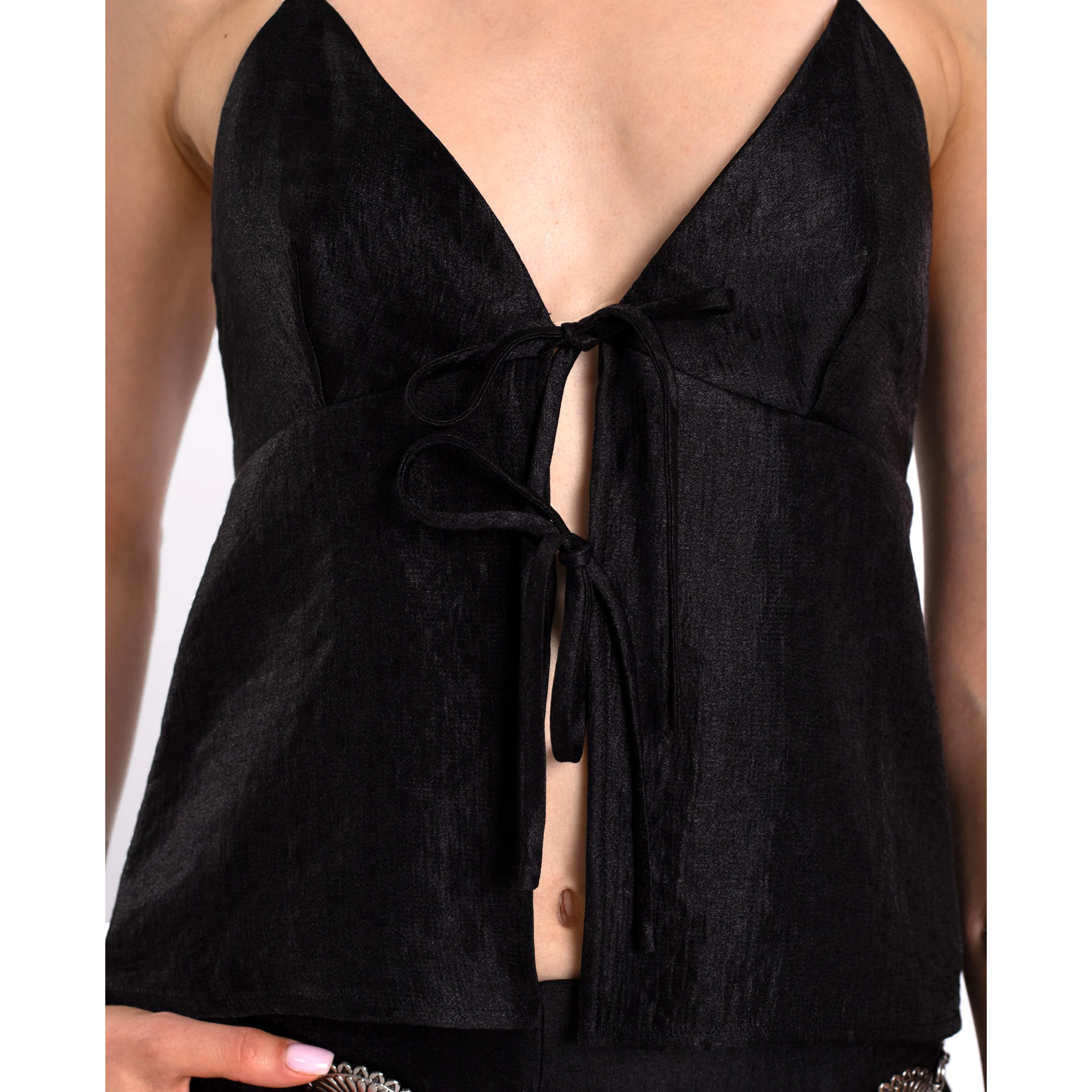 Top de tirantes con abertura delantera