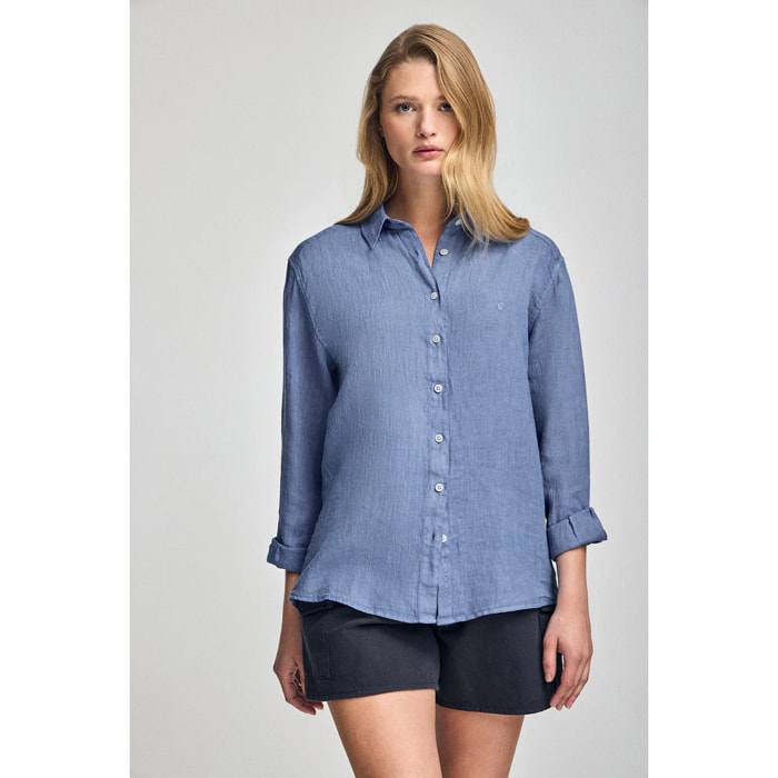 Camisa azul royal garment dye de lino con monograma bordado