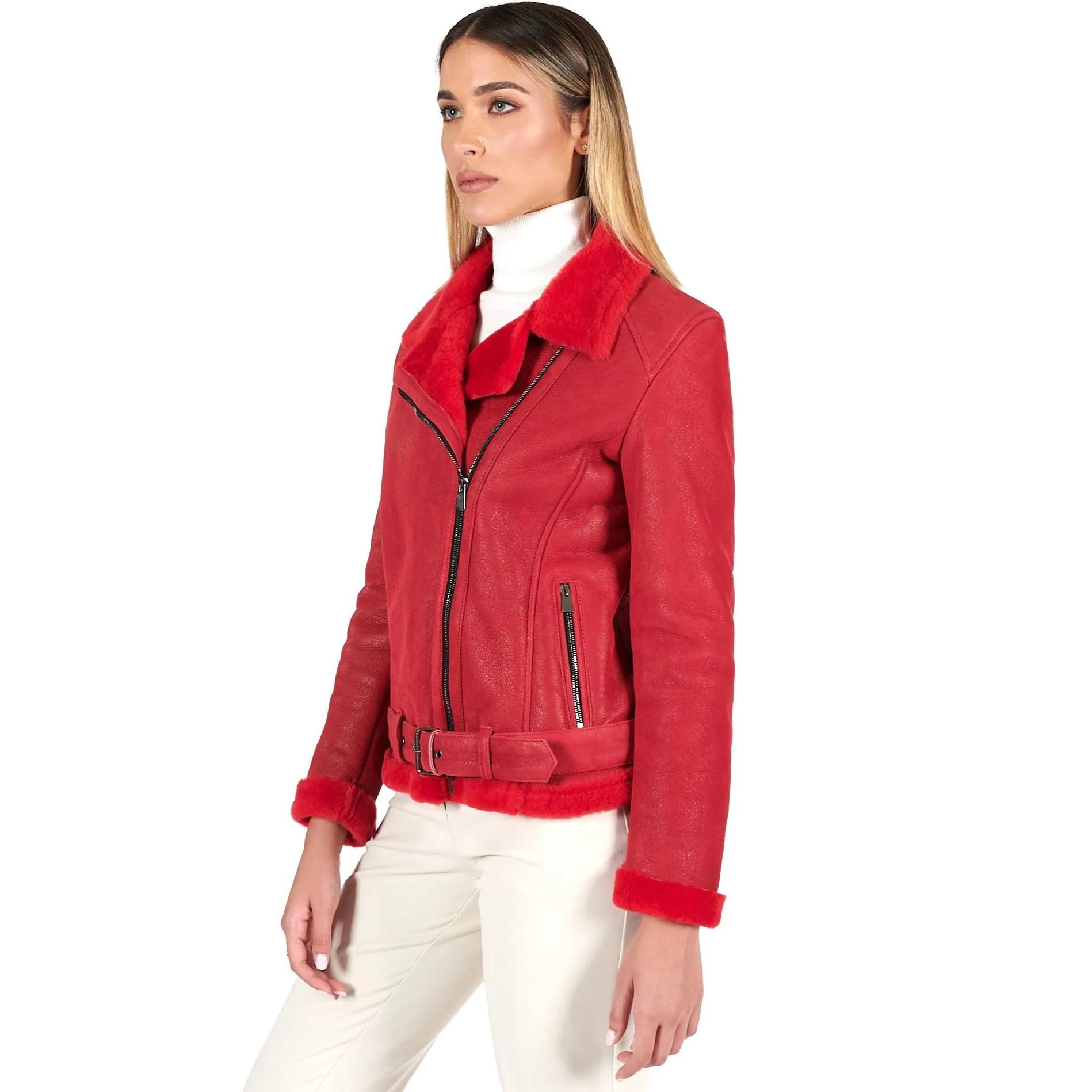 Montone shearling rosso con cintura e cerniera trasversale