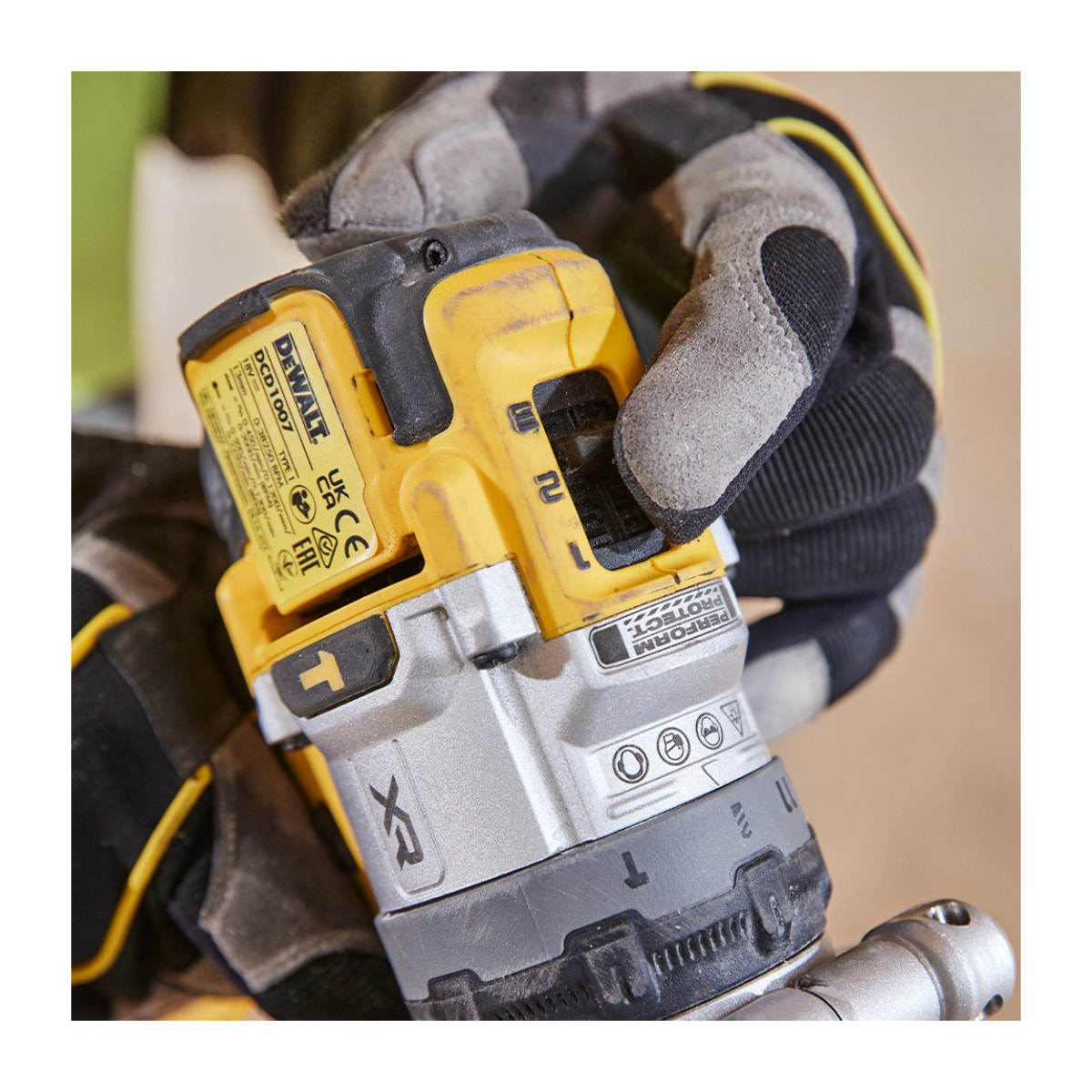 Perceuse, visseuse à percussion 18V brushless - DEWALT - avec 2 batteries 18V 5.0Ah - coffret - DCD1007H2T-QW