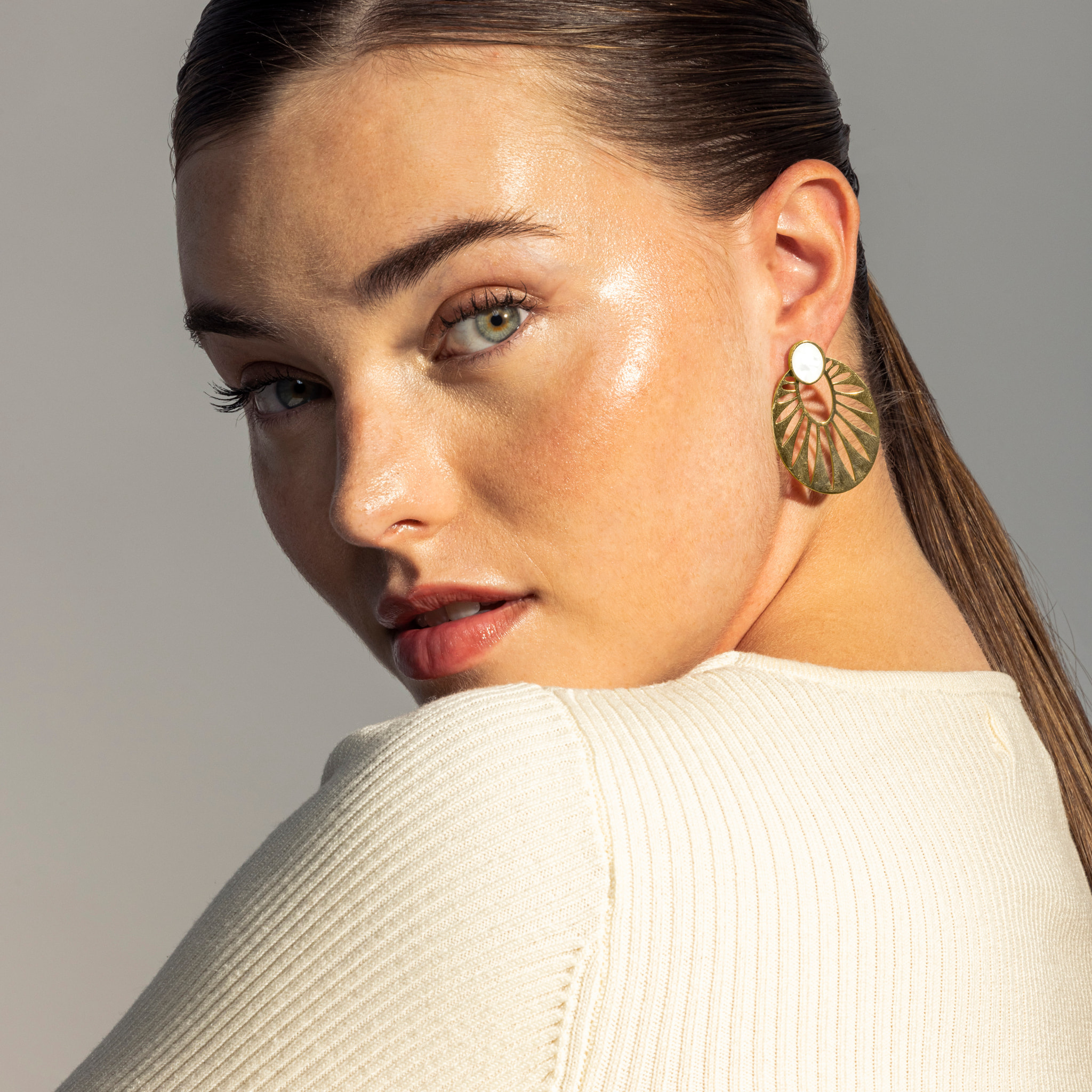 Pendientes de Madreperla Blanca acabados en oro amarillo de 18K- Elbi