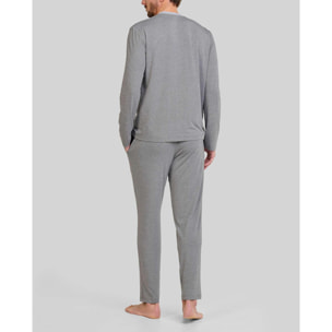 Pijama hombre suave tejido, escote con abertura de botones, manga larga y pantalón largo de corte regular con bolsillos laterales