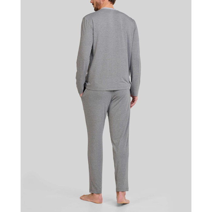 Pijama hombre suave tejido, escote con abertura de botones, manga larga y pantalón largo de corte regular con bolsillos laterales