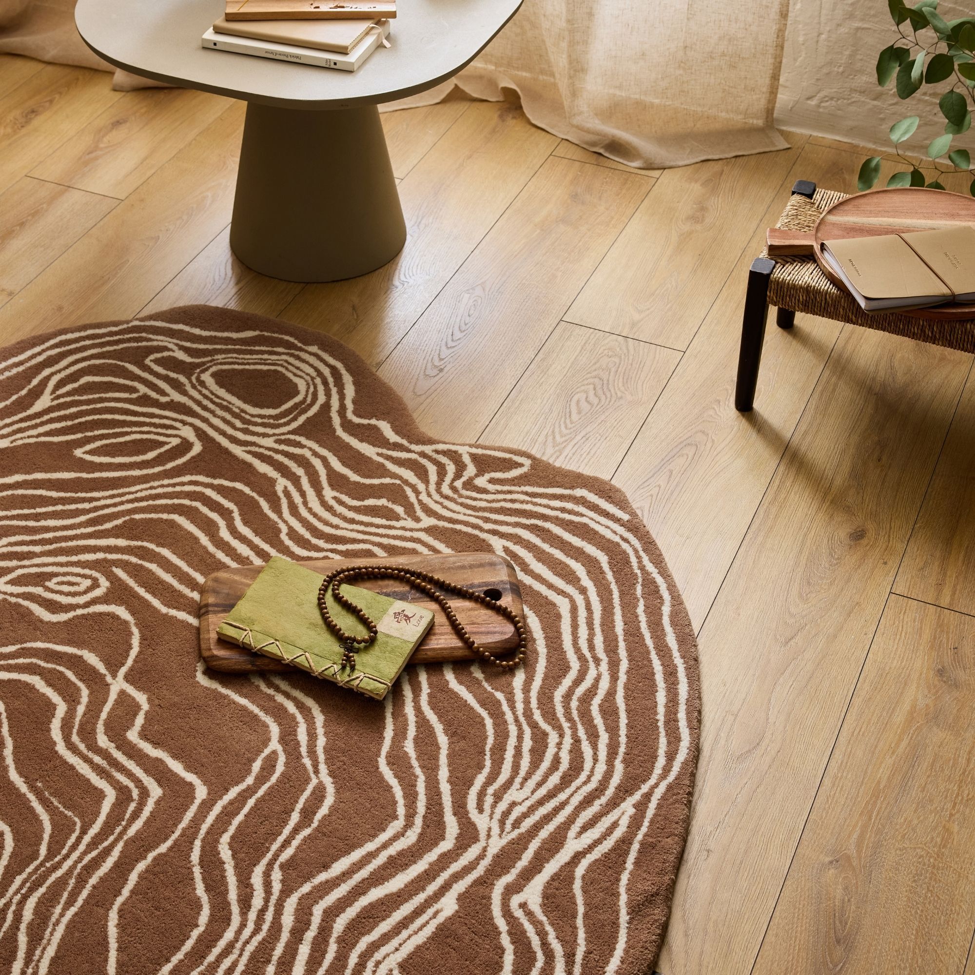 PANTONE - Tapis en laine fait main CEDRE BLANC à motif marron