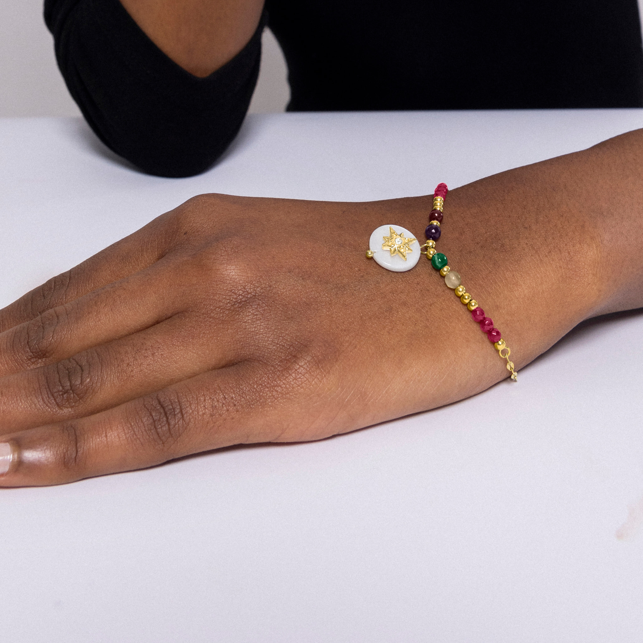 Pulsera de Madreperla Blanca acabada en oro amarillo de 18k