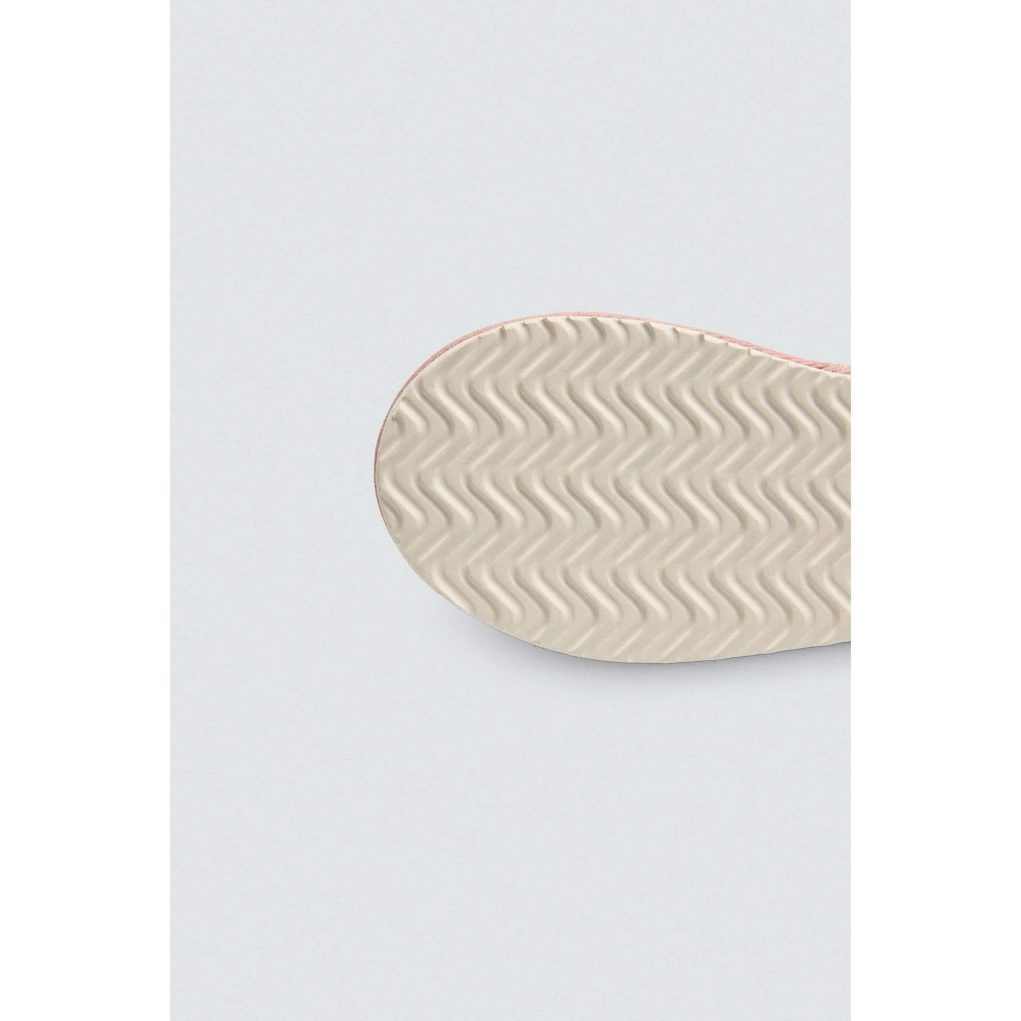 Pantofole vellutate con dettaglio pompon