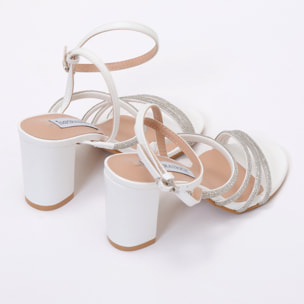 Sandali in simil pelle con tacco comodo e fasce ricoperte di strass