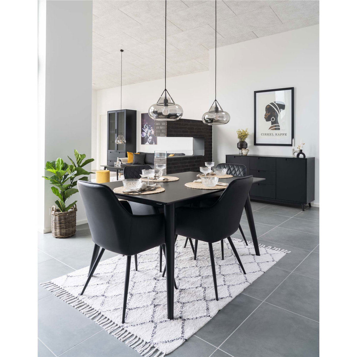 Set 2 sedie da pranzo Harbo con braccioli in ecopelle nera e gambe in metallo nero