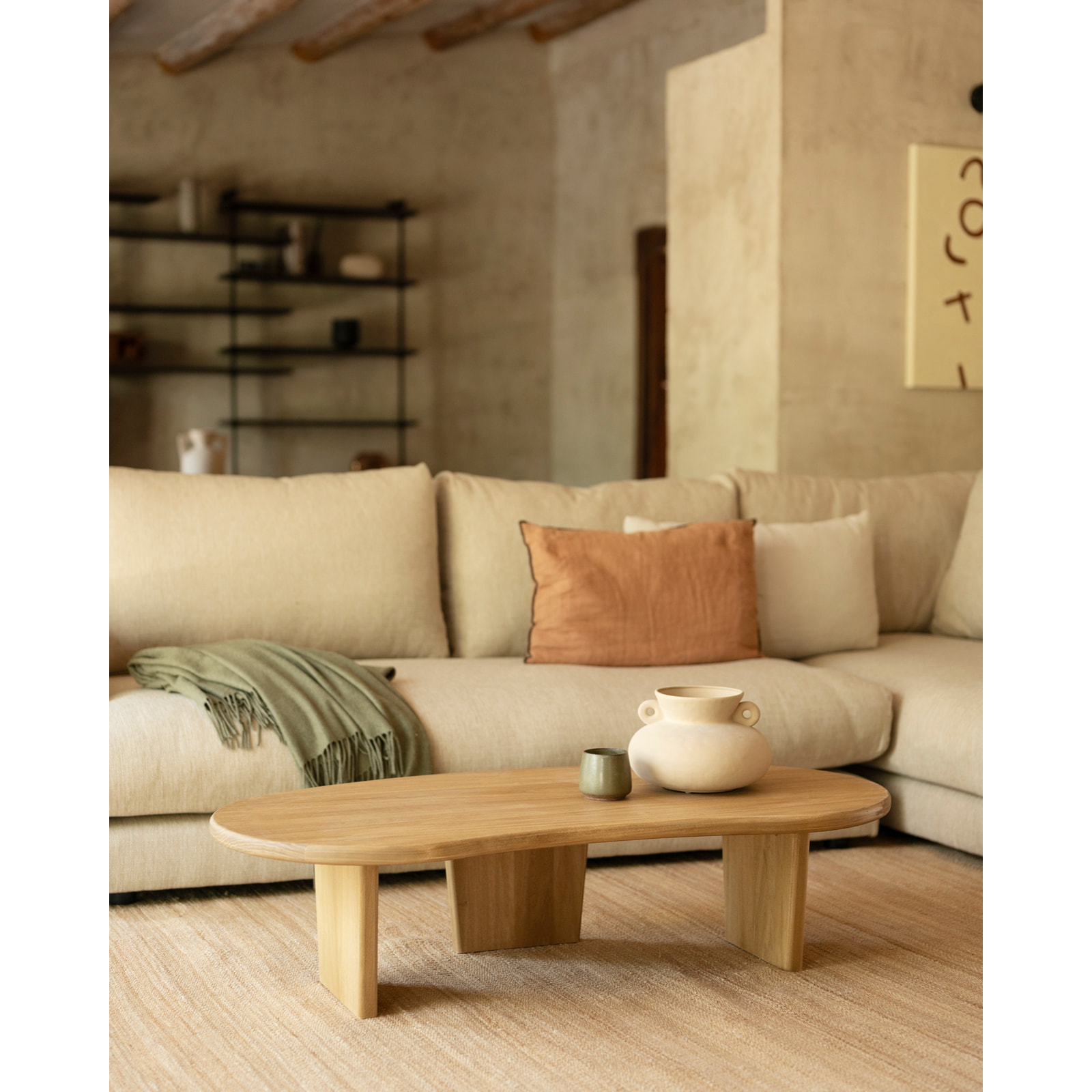 Table basse en bois massif de peuplier avec des formes organiques et trois pieds de 120cm Hauteur: 30 Longueur: 120 Largeur: 59.4