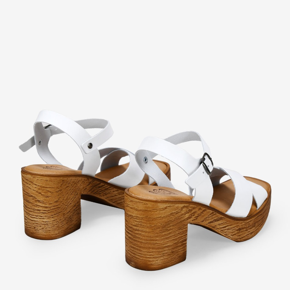 Sandalias de piel blancas con tacón de madera