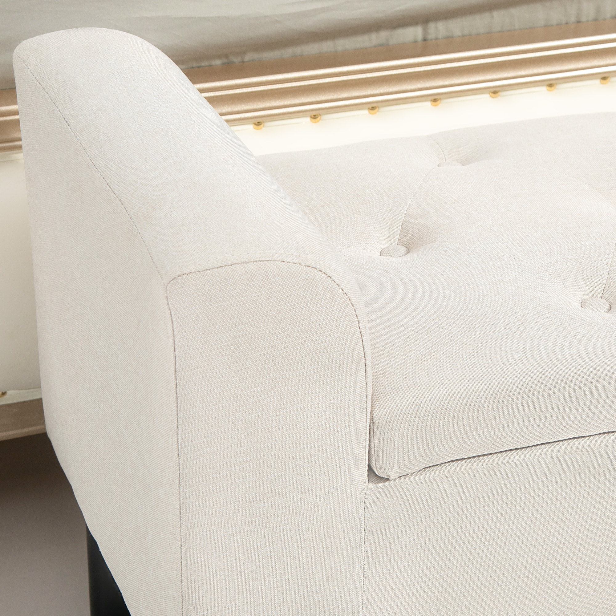 Banquette coffre de rangement 2 en 1 design Chesterfield assise capitonnée accoudoirs courbés pieds effilés bois d'hévéa aspect lin blanc cassé