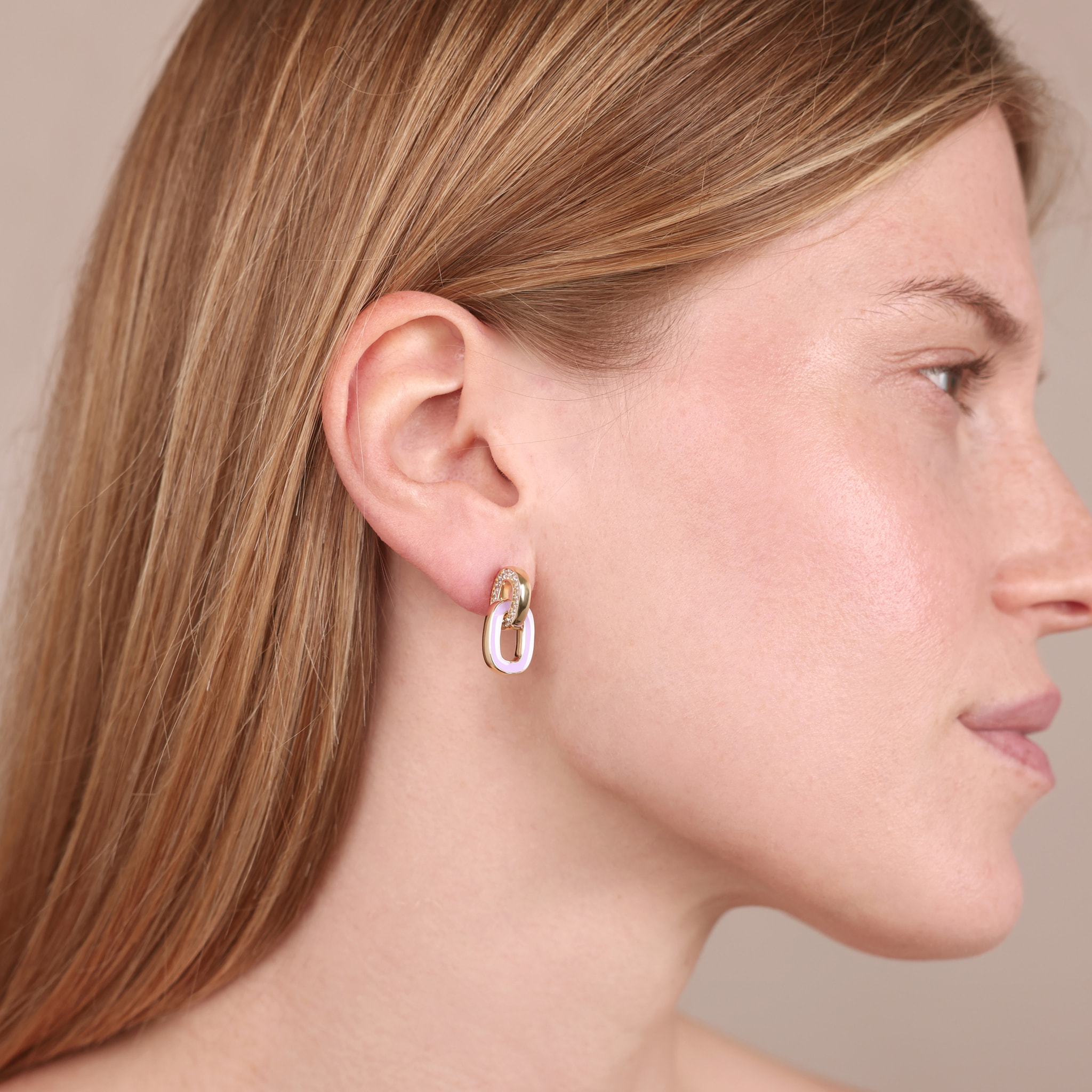 Orecchini Pendenti Golden con Doppia Maglia Smaltata Lilla e in Pavé di Cubic Zirconia