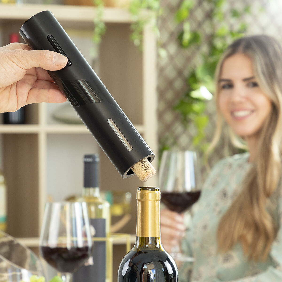 Pack Tire-bouchon Électrique pour Bouteilles de Vin et Bouchon Verseur Aérateur de Vin 2 en 1 InnovaGoods