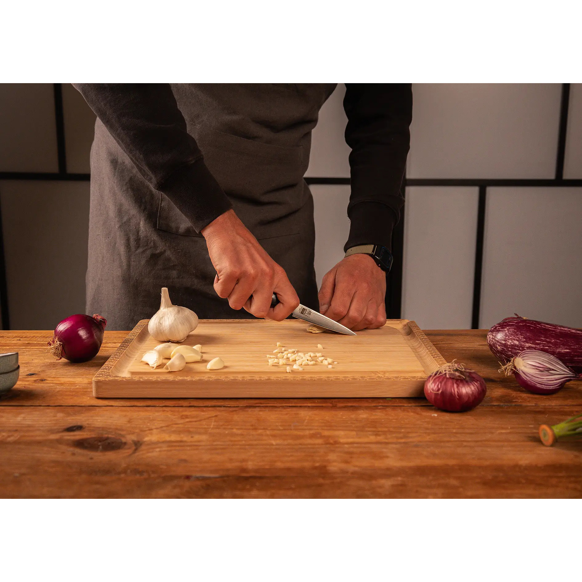 Le Set de Base Deluxe Hashi Damas : 2 couteaux (office 9cm + santoku 18cm) + set d'aiguisage grain 180/800 + fusil à aiguiser