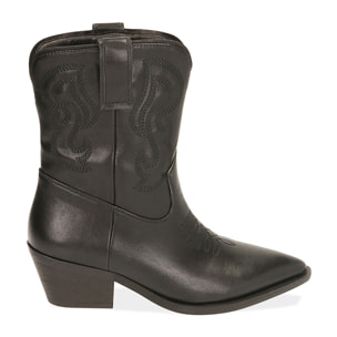 Camperos negros, tacón 5 cm.