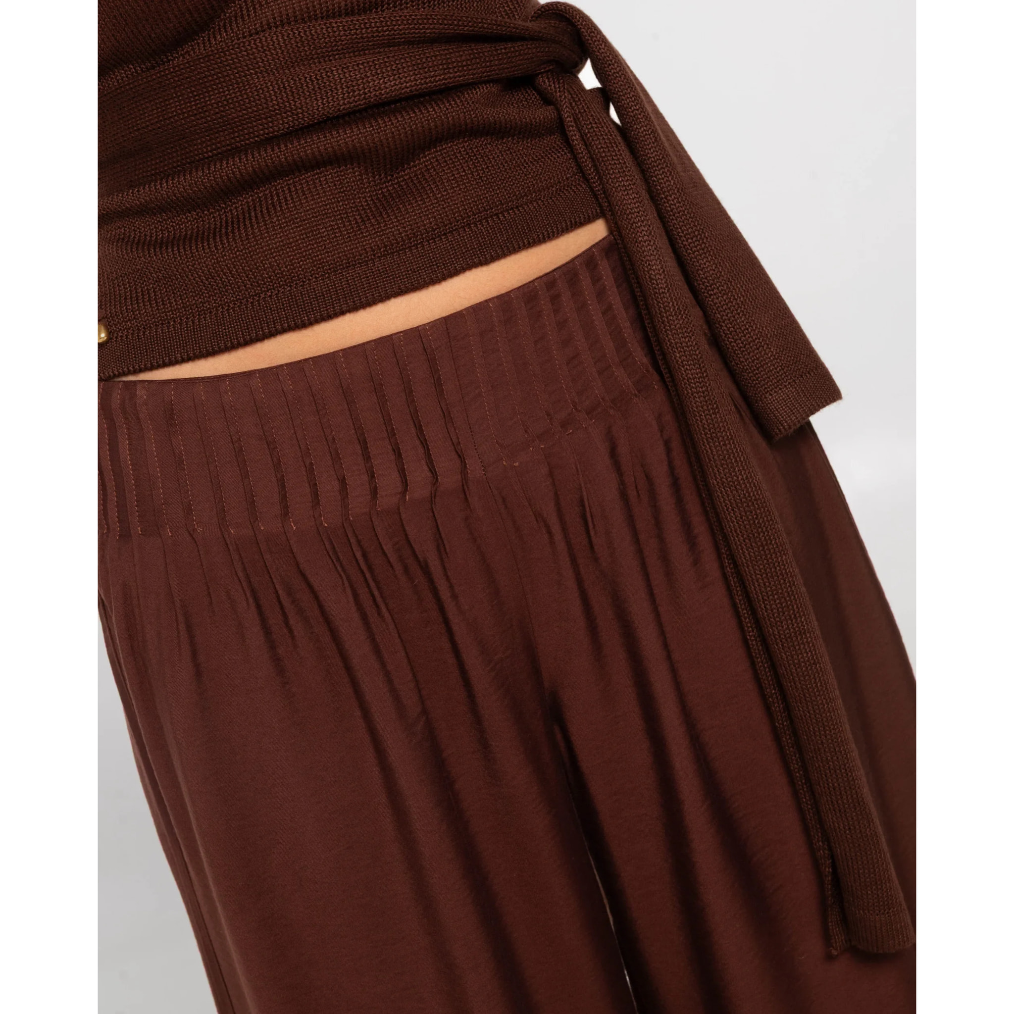 Pantalón ancho largo fluido con jaretas de mujer