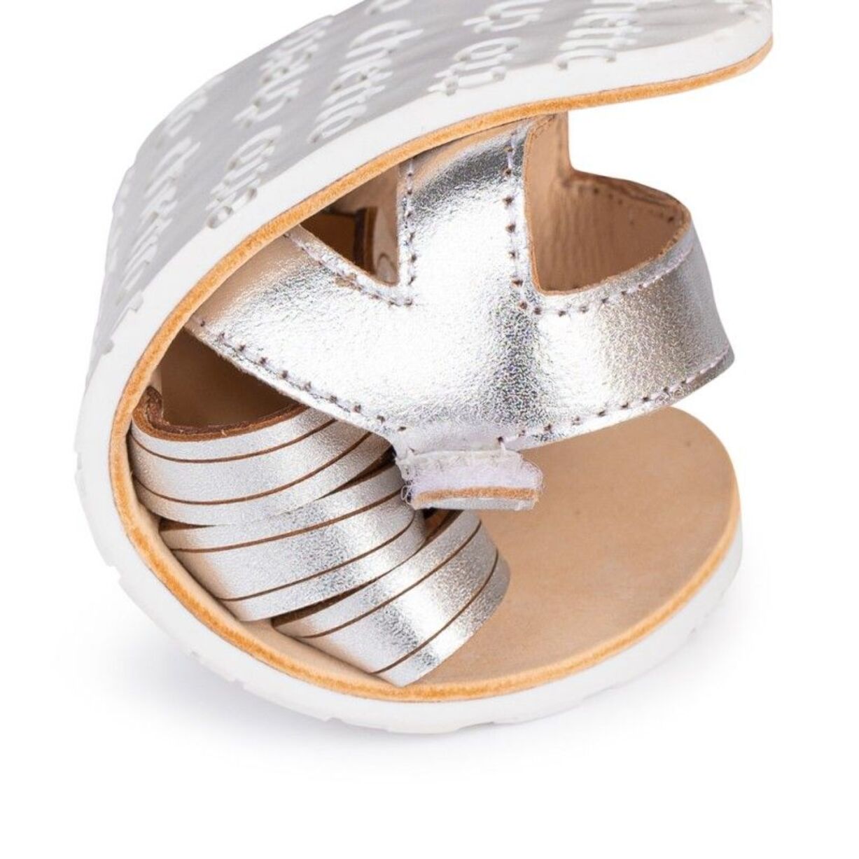 SANDALIA CORAZÓN BAREFOOT PLATA - DESTELLOS SOFISTICADOS CON TOQUE MODERNO