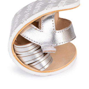 SANDALIA CORAZÓN BAREFOOT PLATA - DESTELLOS SOFISTICADOS CON TOQUE MODERNO