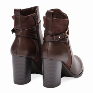 Stivaletti in simil pelle con tacco e fibbia dorata