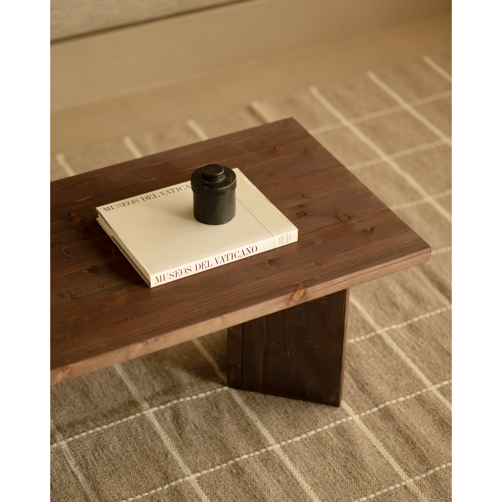 Mesa de centro de madera maciza en tono nogal de 120x55cm Alto: 40 Largo: 120 Ancho: 55