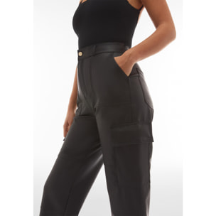 Pantaloni cargo in similpelle gamba straight cropped