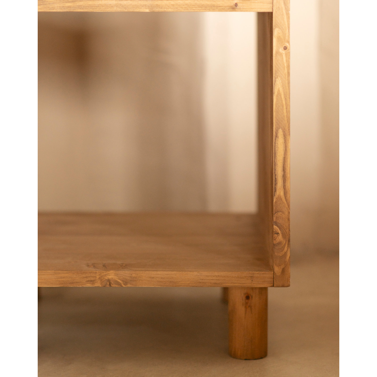 Table de chevet en bois massif ton chêne foncé 51x32cm Hauteur: 50.5 Longueur: 32 Largeur: 37.5