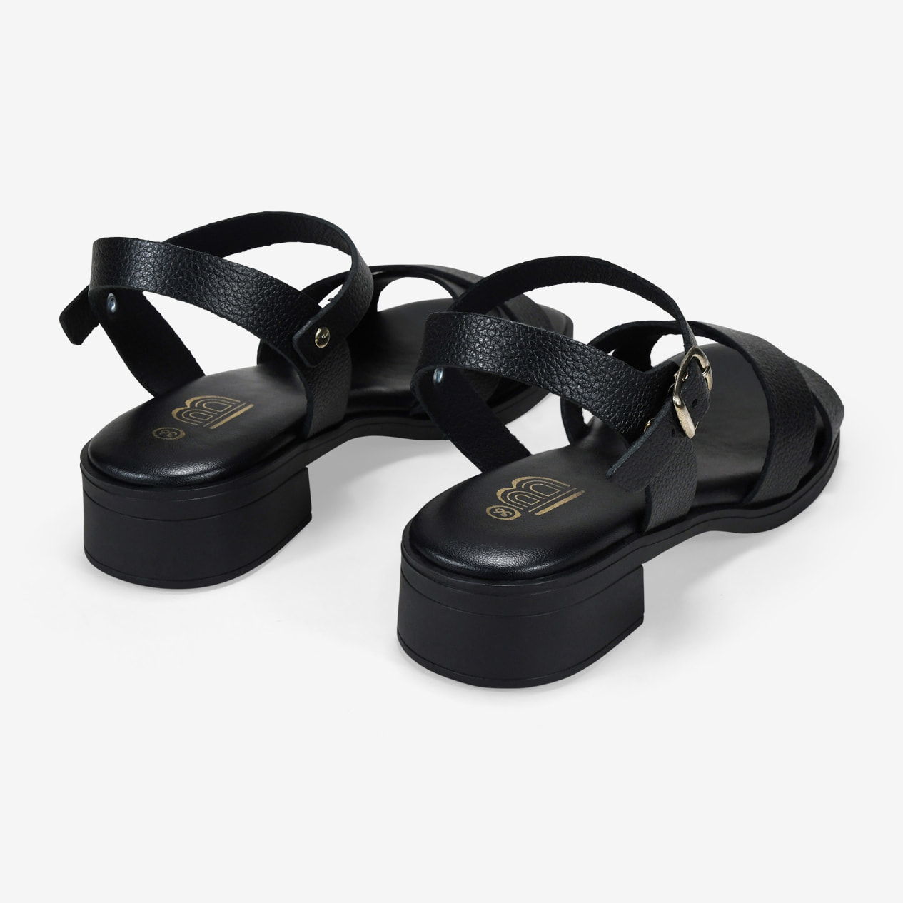 Sandalias negras de piel con tacón y hebilla
