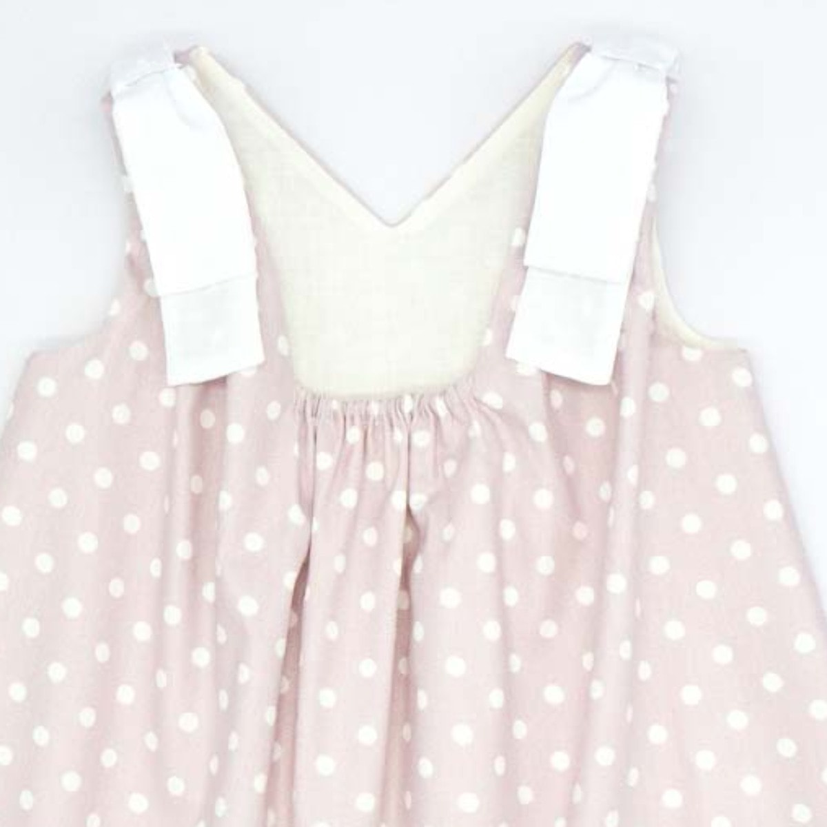 VESTIDO DE LUNARES CON ESCOTE EN PICO LAZOS EN BLANCO